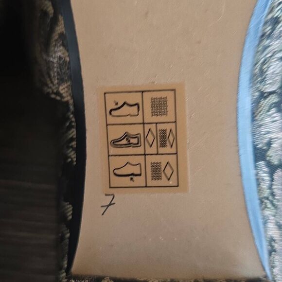 DKNY Textured Gold/Blk Brocade Mules, Flats Point Toe Slip On Shoes, NEW, Sz. 7 - Picture 7 of 7